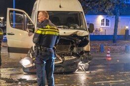 Bestelbus tegen taxi gereden op Willem de Zwijgerlaan