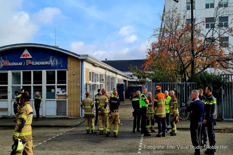 Dak ingestort van bedrijfspand Anthony Fokkerweg