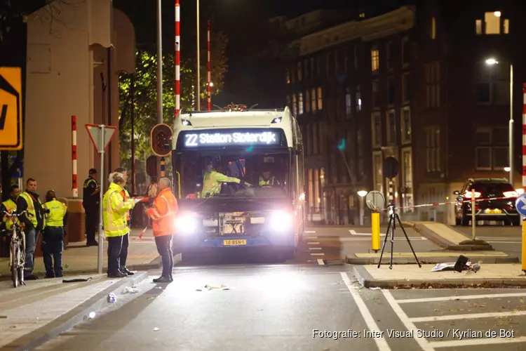Fietser zwaargewond na aanrijding met lijnbus