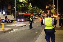 Heftig verkeersongeval tussen lijnbus en fietser; Amsterdam-Centrum