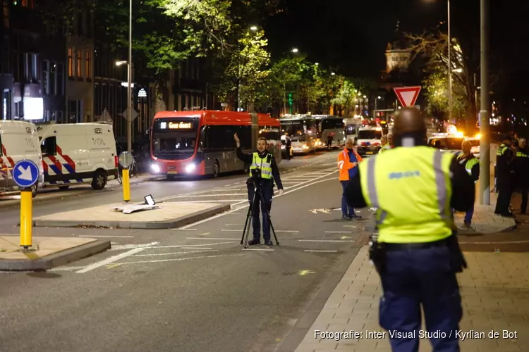 Heftig verkeersongeval tussen lijnbus en fietser; Amsterdam-Centrum