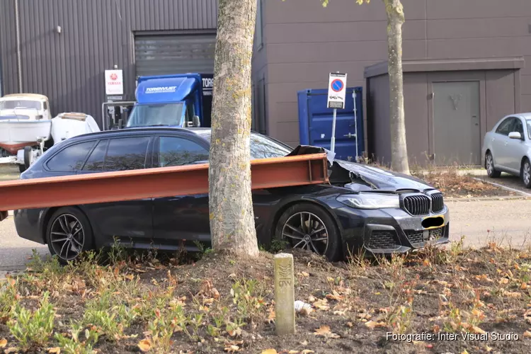 Stalen balk vernield auto in Amsterdam Zuidoost