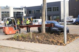 Stalen balk vernield auto in Amsterdam Zuidoost