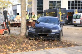 Stalen balk vernield auto in Amsterdam Zuidoost