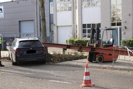 Stalen balk vernield auto in Amsterdam Zuidoost