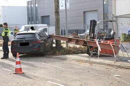 Stalen balk vernield auto in Amsterdam Zuidoost