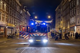 Brand in meterkast Albert Cuypstraat Amsterdam, zeven mensen ademen rook in