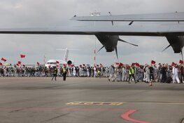 Activisten breken in op Schiphol, zeker honderd aanhoudingen