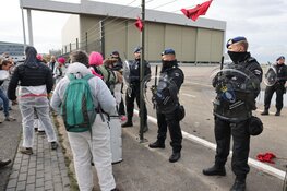 Activisten breken in op Schiphol, zeker honderd aanhoudingen