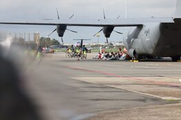 Activisten breken in op Schiphol, zeker honderd aanhoudingen