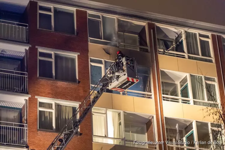 Grote brand in flat aan Jan Evertsenstraat in Amsterdam