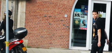 Wie herkent deze agressieve verkeersdeelnemer?