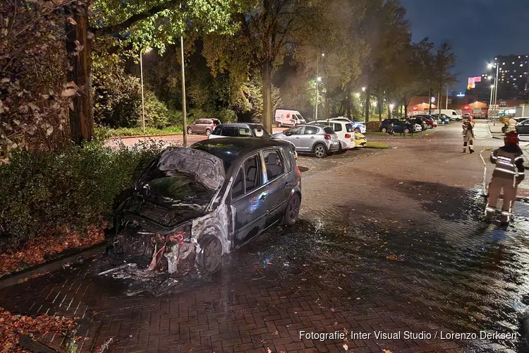 Auto van dakloze vliegt in brand in Amsterdam-Zuidoost