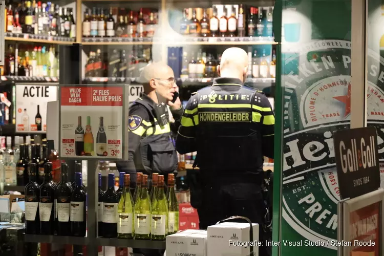 Overval op slijterij in Amsterdam, verdachte nog op de vlucht