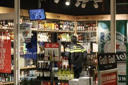 Overval op slijterij in Amsterdam, verdachte nog op de vlucht