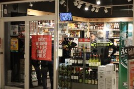 Overval op slijterij in Amsterdam, verdachte nog op de vlucht