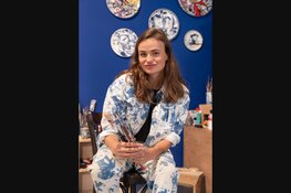 Loes van Delft lanceert wandbordencollectie in samenwerking met Heinen Delfts Blauw