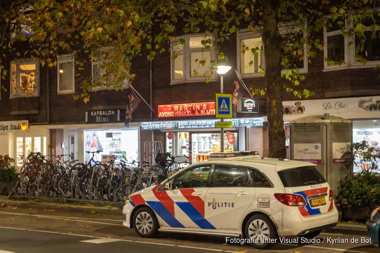 Overval op avondwinkel, personeel bedreigd met steekwapen