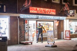 Overval op avondwinkel, personeel bedreigd met steekwapen