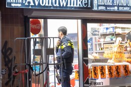 Overval op avondwinkel, personeel bedreigd met steekwapen
