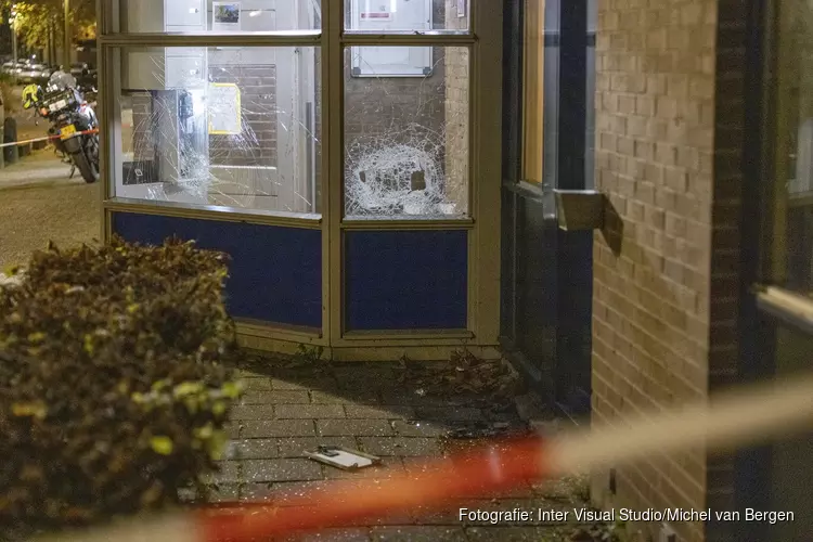 Portiek van flat beschadigd door explosief in Amsterdam-Zuidoost
