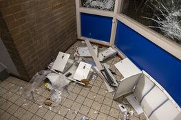 Portiek van flat beschadigd door explosief in Amsterdam-Zuidoost