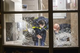 Portiek van flat beschadigd door explosief in Amsterdam-Zuidoost