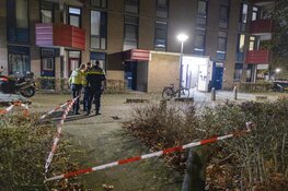Portiek van flat beschadigd door explosief in Amsterdam-Zuidoost