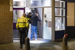 Portiek van flat beschadigd door explosief in Amsterdam-Zuidoost