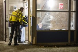 Portiek van flat beschadigd door explosief in Amsterdam-Zuidoost