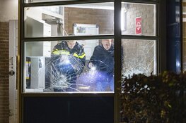 Portiek van flat beschadigd door explosief in Amsterdam-Zuidoost