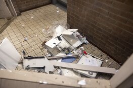 Portiek van flat beschadigd door explosief in Amsterdam-Zuidoost