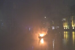 Boot in brand langs Leidsekade