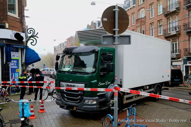 Vrachtwagen in botsing met fietser op de Amstelveenseweg