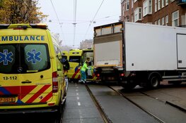 Vrachtwagen in botsing met fietser op de Amstelveenseweg