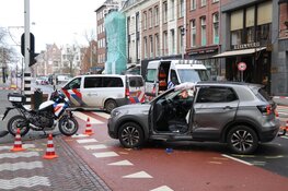 Motoragent in botsing met auto in Amsterdam-Zuid