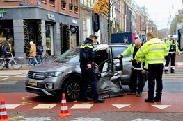 Motoragent in botsing met auto in Amsterdam-Zuid