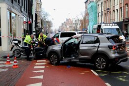 Motoragent in botsing met auto in Amsterdam-Zuid