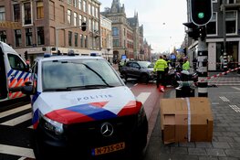 Motoragent in botsing met auto in Amsterdam-Zuid
