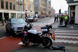 Motoragent in botsing met auto in Amsterdam-Zuid