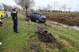 Automobiliste raakt van de weg in Muiden