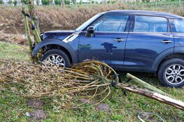 Automobiliste raakt van de weg in Muiden