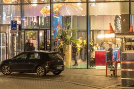 Auto in brand parkeergarage RAI hotel, gasten kort geëvacueerd