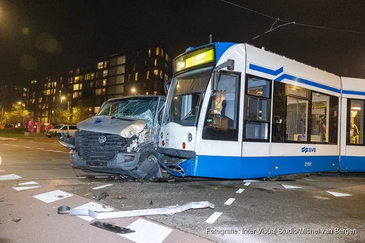 Ongeluk met tram en bedrijfsbus op IJburg