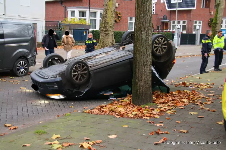 Auto op de kop op Apollolaan in Amsterdam