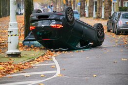 Auto op de kop op Apollolaan in Amsterdam
