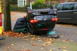 Auto op de kop op Apollolaan in Amsterdam