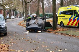 Auto op de kop op Apollolaan in Amsterdam