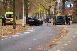 Auto op de kop op Apollolaan in Amsterdam