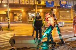 Automobilist tegen verkeerslicht gereden op S108